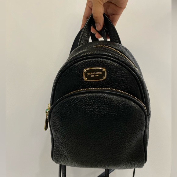 🚨SOLD 🚨👜MICHEAL KORS ✨semi new✨ MINI BACKPACK - Picture 9 of 13